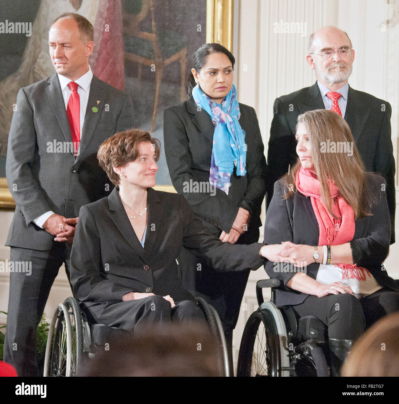 Gennaio 5.2016 - Washington,DC, Stati Uniti: Emily Landers (sinistra0 contiene Jennifer Longon mani mentre il Presidente Obama ha discusso la sua nuova politica sulle armi da fuoco. Entrambe le donne sono sopravvissuti a pistola di violenza. Patsy Lynch/Alamy Foto Stock