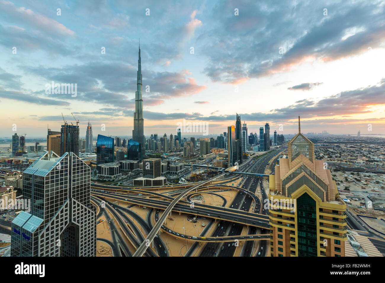 Il Burj Khalifa di Dubai, vista in elevazione su Sheikh Zayed Road e il centro finanziario di Interscambio stradale, Downtown Dubai, Dubai, UAE Foto Stock