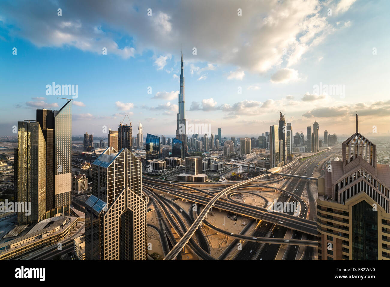 Il Burj Khalifa di Dubai, vista in elevazione su Sheikh Zayed Road e il centro finanziario di Interscambio stradale, Downtown Dubai, Dubai, UAE Foto Stock