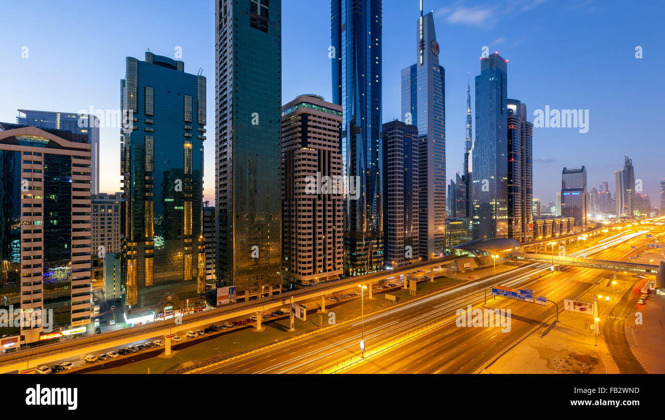 Emirati Arabi Uniti Dubai Sheikh Zayed Rd, traffico e nuovi edifici alti di Dubai lungo la strada principale Foto Stock