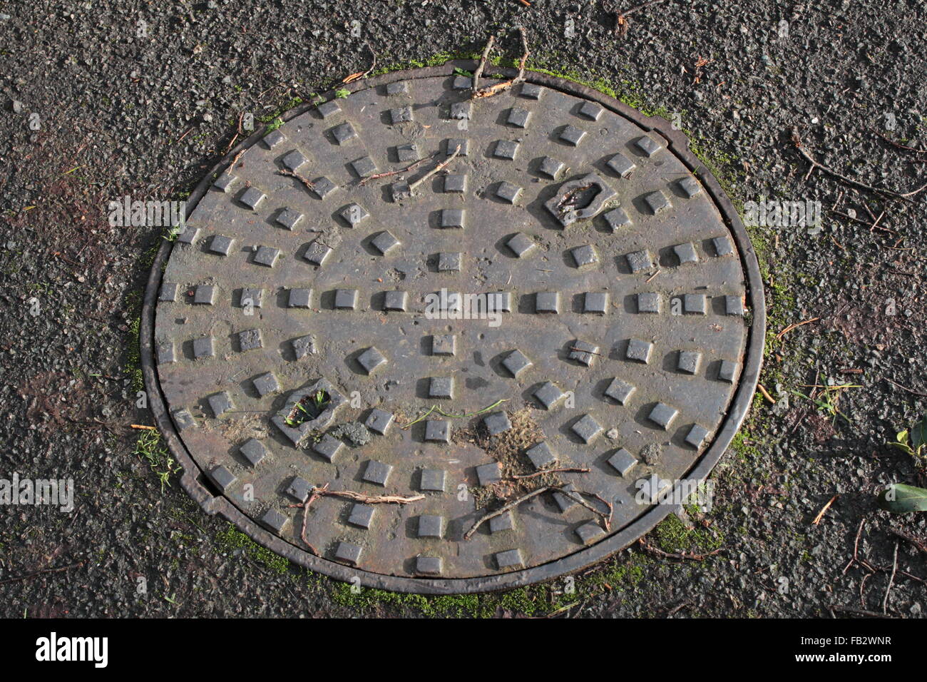 Round ghisa uomo coperchio foro Foto Stock