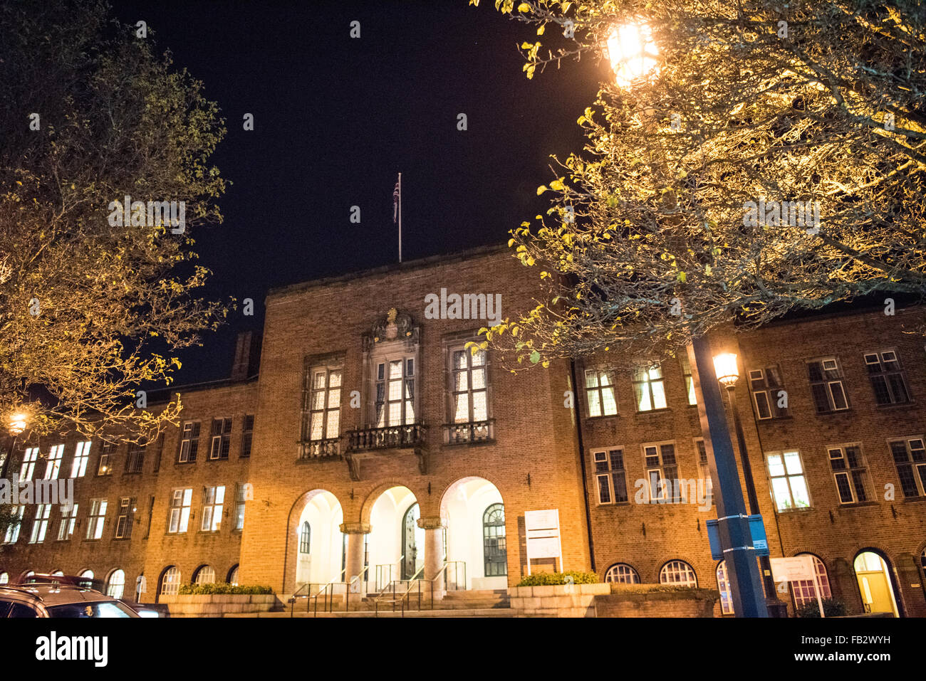 Dudley Casa Consiglio illuminata di notte e di una fila di alberi in Priory Park con le luci di Natale a decorarle Foto Stock