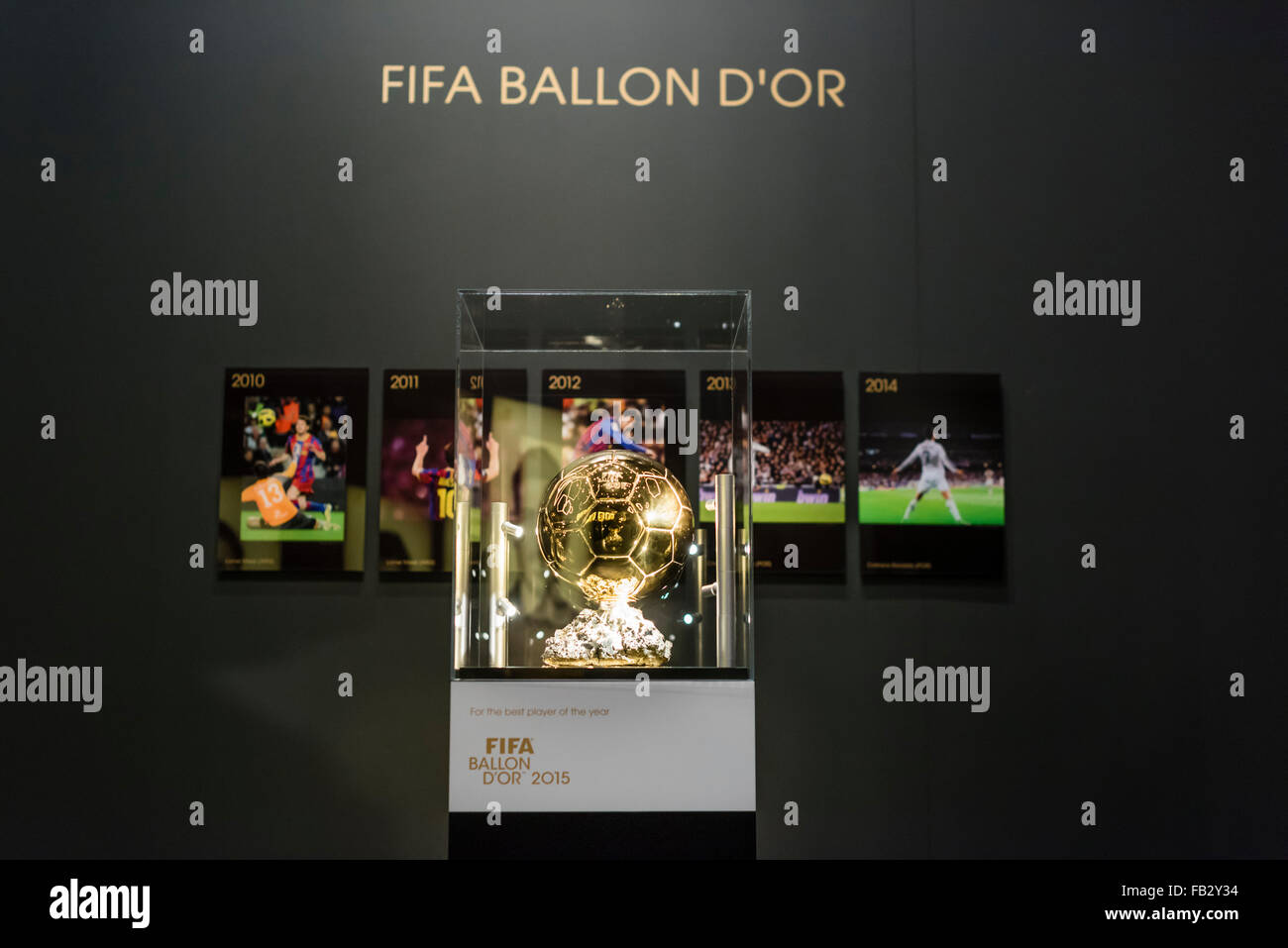La FIFA ballon d'o trofeo è esposto presso il futuro museo della FIFA a Zurigo, pochi giorni prima del 2015 Cerimonia di premiazione. Foto Stock