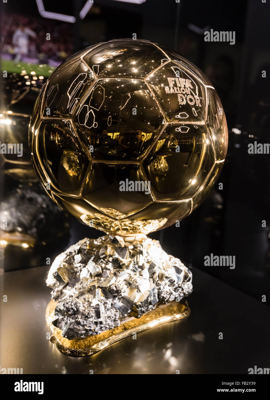 La FIFA ballon d'o trofeo è esposto presso il futuro museo della FIFA a Zurigo, pochi giorni prima del 2015 Cerimonia di premiazione. Foto Stock