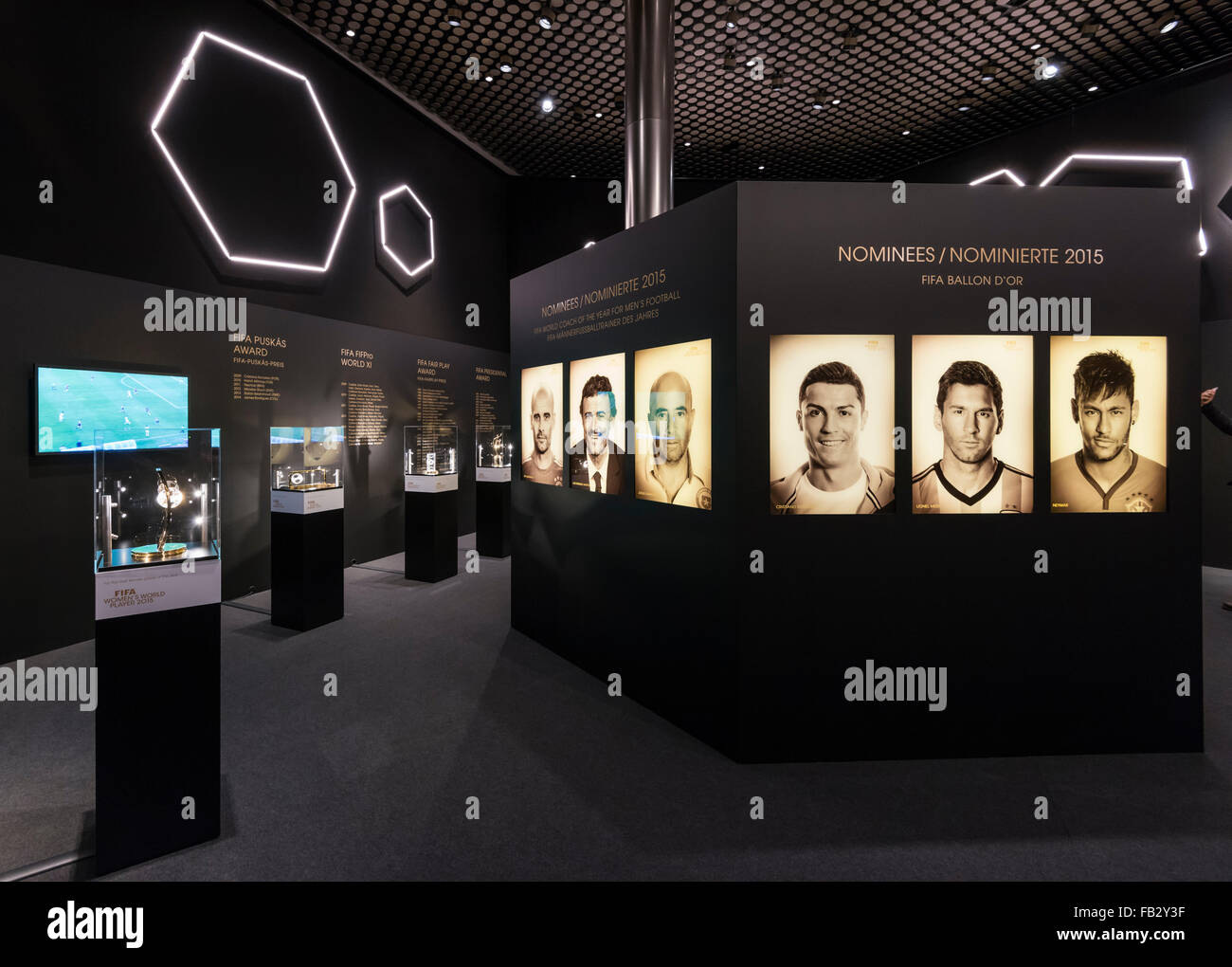 Showroom della FIFA ballon d'o mostra presso il futuro nuovo FIFA World Football Museum di Zurigo, Svizzera. Foto Stock