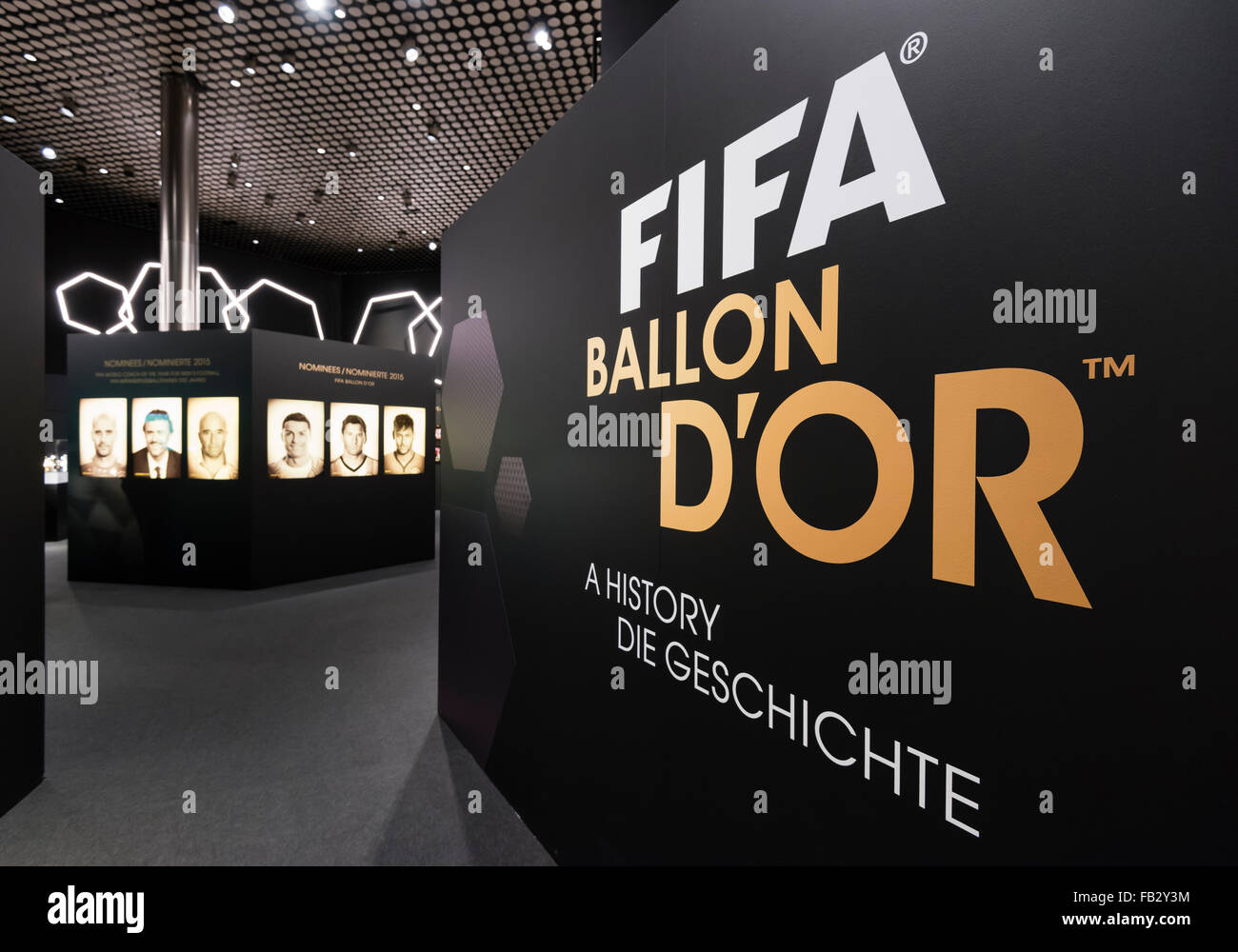 FIFA ballon d'o mostra presso il futuro nuovo FIFA World Football Museum di Zurigo, Svizzera. Foto Stock