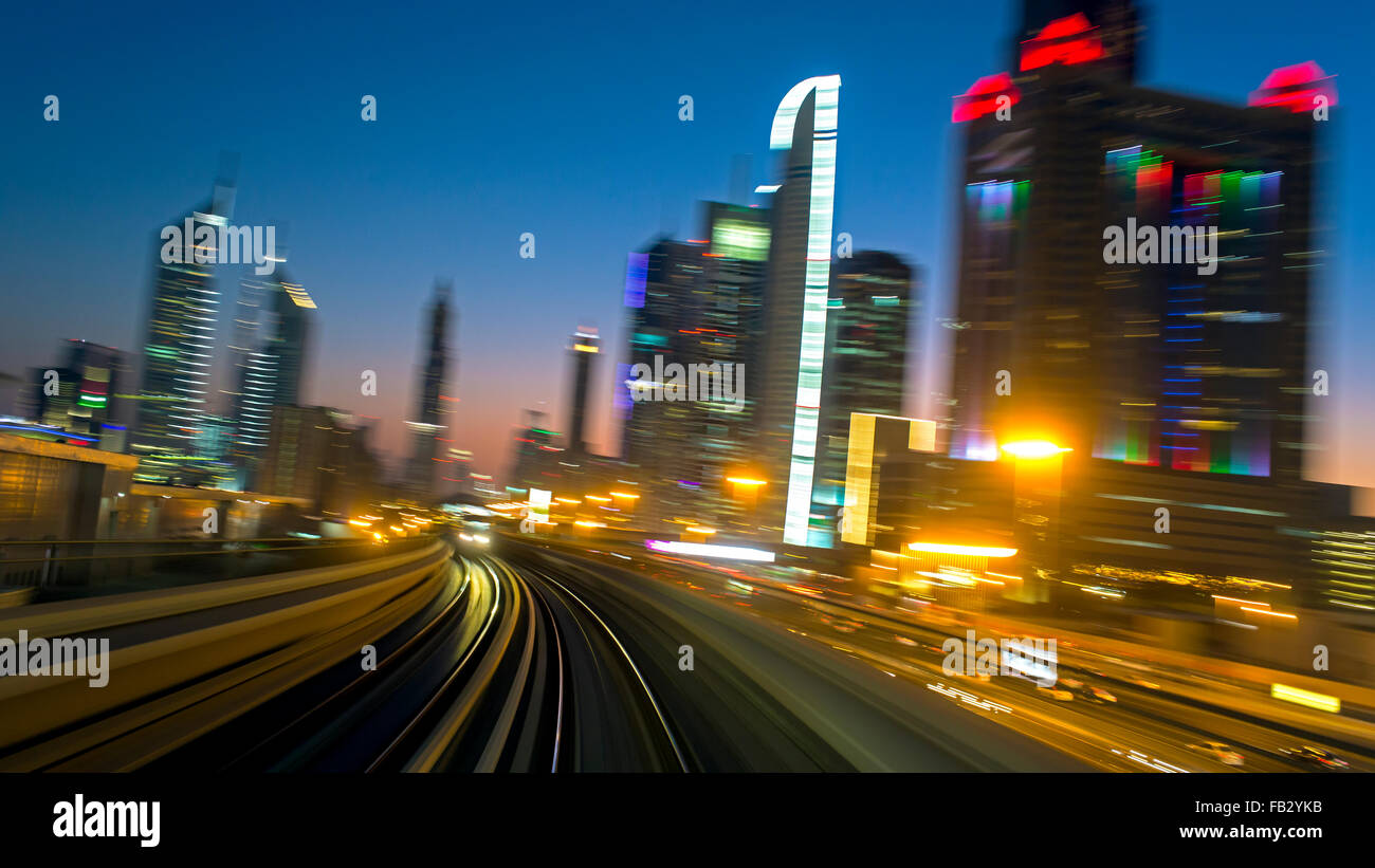 POV sulla moderna driverless Dubai rampa sopraelevata sistema di metropolitana, costeggiando la Sheikh Zayed Rd, Dubai, UAE Foto Stock