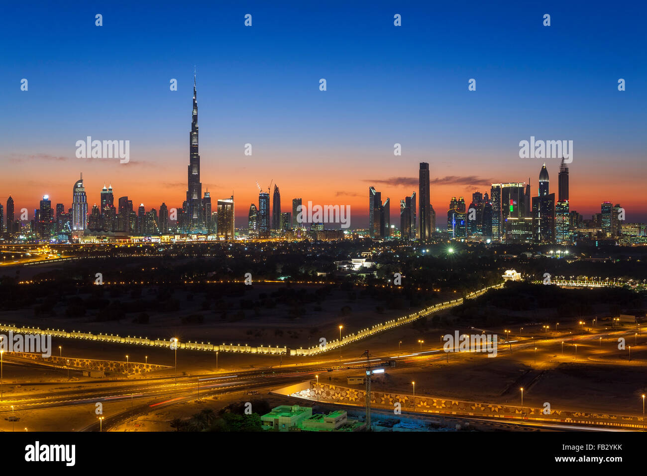 Emirati Arabi Uniti Dubai, vista in elevazione del nuovo skyline di Dubai e Burj Khalifa, architettura moderna e skyscrappers su S Foto Stock