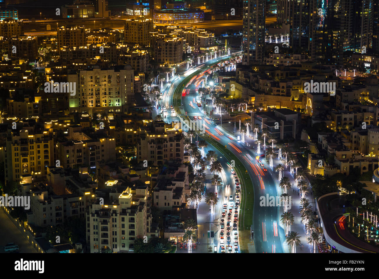 Emirati Arabi Uniti Dubai, traffico e nuovi edifici alti di Dubai lungo la strada principale Foto Stock
