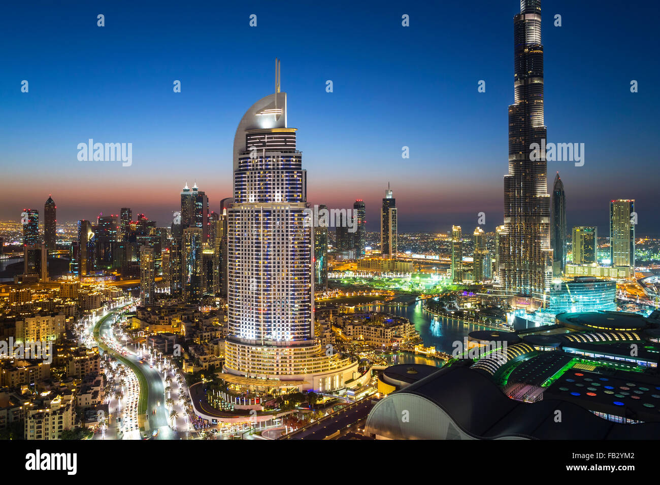 Emirati Arabi Uniti Dubai Burj Khalifa, elevati vista guardando oltre il centro commerciale di Dubai Foto Stock