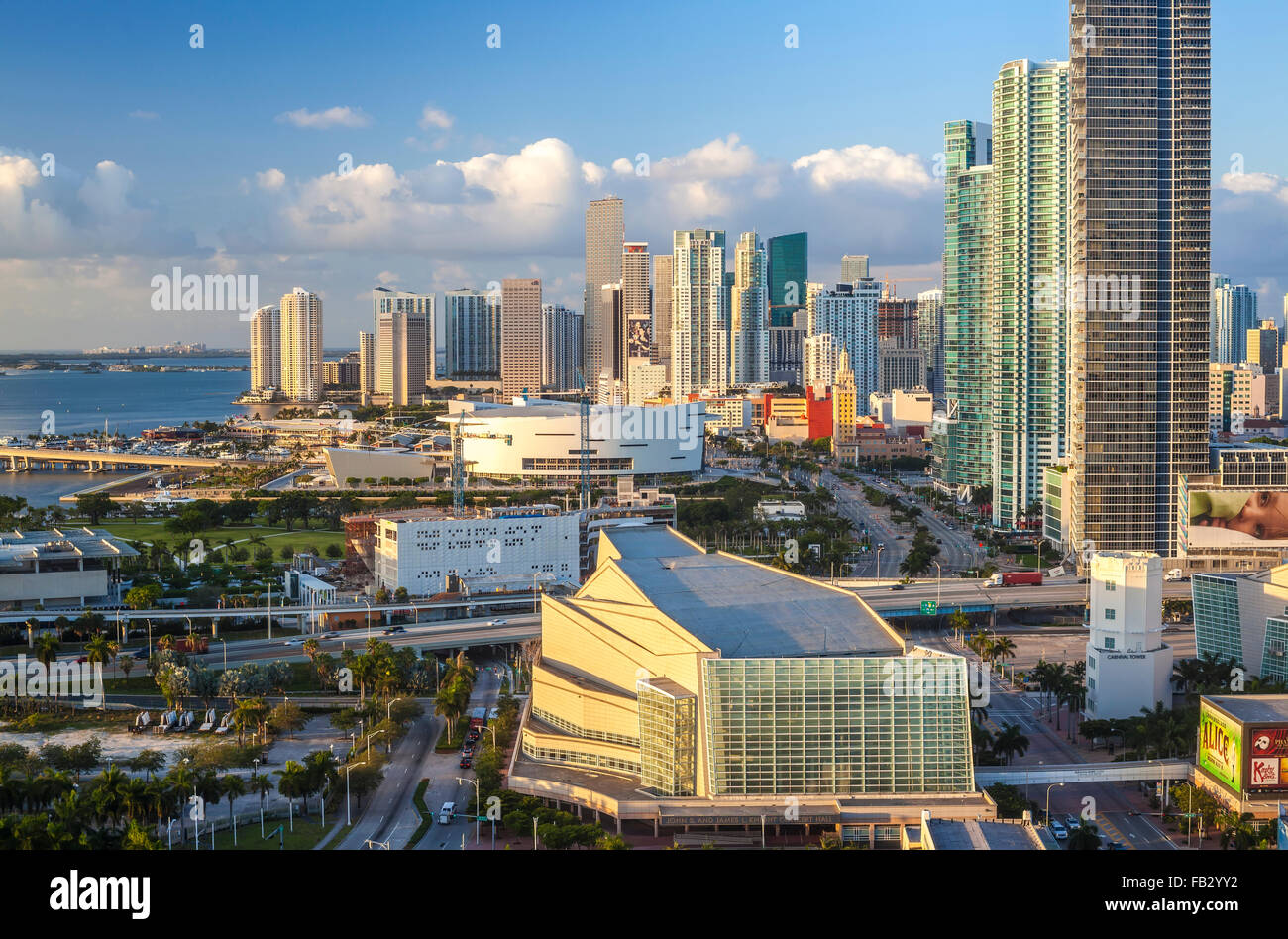 Vista in elevazione su Biscayne Boulevard e lo skyline di Miami, Florida, Stati Uniti d'America Foto Stock