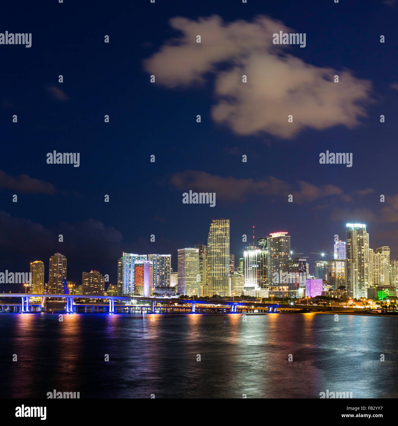Downtown Miami waterfront skyline notturno, Miami, Florida, Stati Uniti d'America, America del Nord Foto Stock