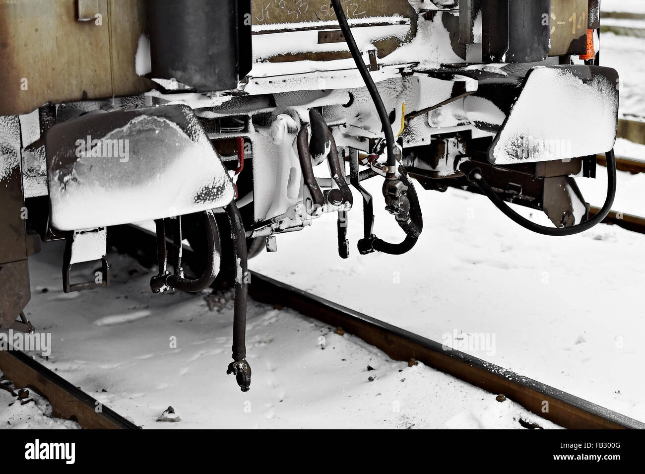 Dettaglio shot con congelati vagone treno tamponi e links di collegamento in inverno Foto Stock