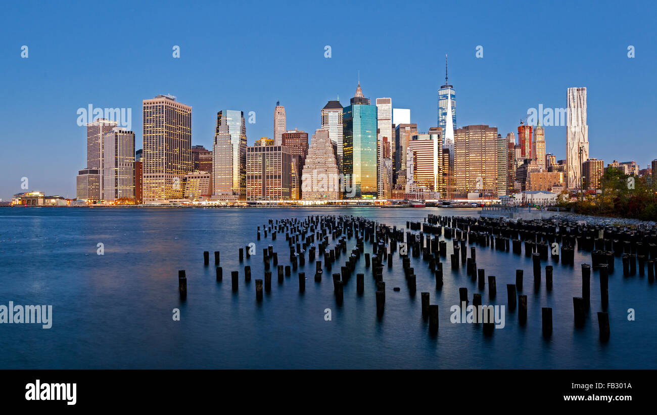 Grattacieli di Manhattan da Brooklyn Heights neighborhood, East River, New York, Stati Uniti d'America Foto Stock
