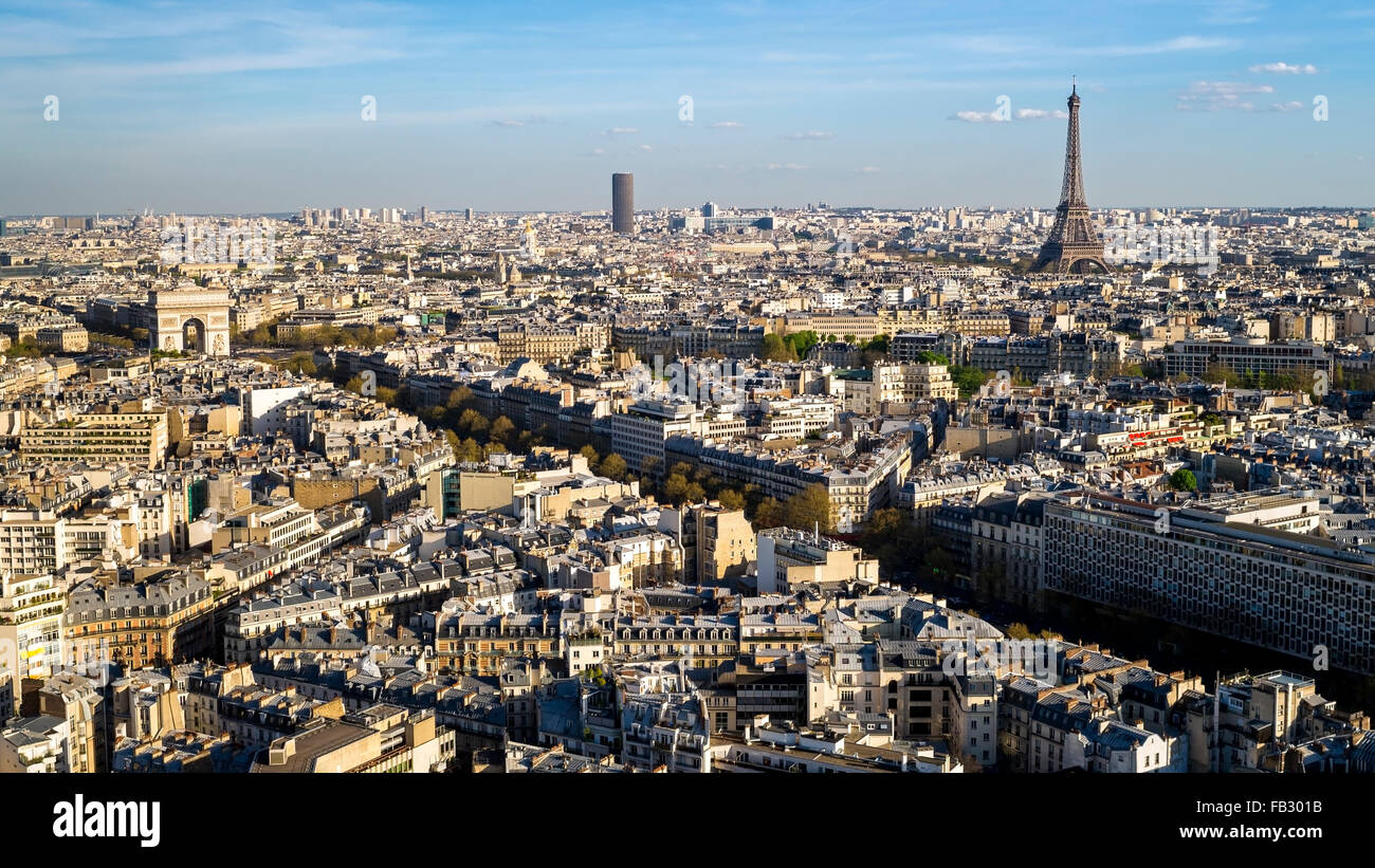 Arco di Trionfo e la Torre Eiffel, elevati dello skyline della città vista sopra i tetti di Parigi, Francia, Europa Foto Stock