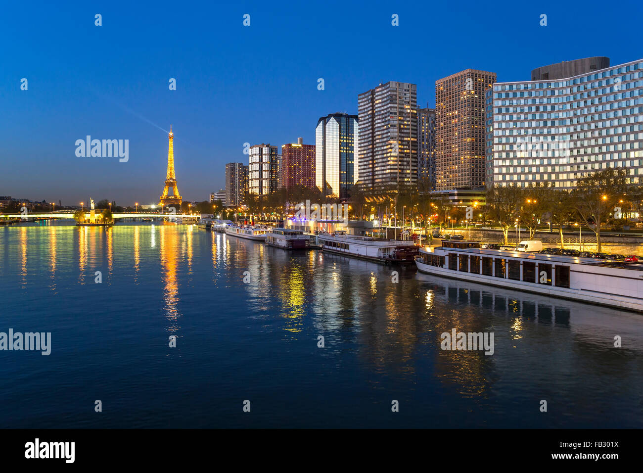 Vista notturna del Fiume Senna con barche e edifici ad alta sulla riva sinistra e la Torre Eiffel, Parigi, Francia, Europa Foto Stock
