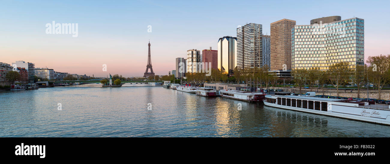 Vista panoramica della Torre Eiffel e al Fiume Senna con barche e edifici ad alta sulla riva sinistra di Parigi, Francia, Europa Foto Stock