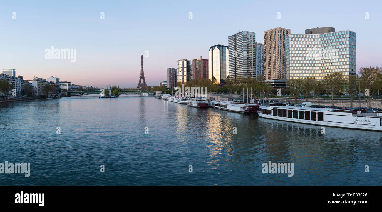 La Torre Eiffel e al Fiume Senna con barche e edifici ad alta sulla riva sinistra di Parigi, Francia, Europa Foto Stock