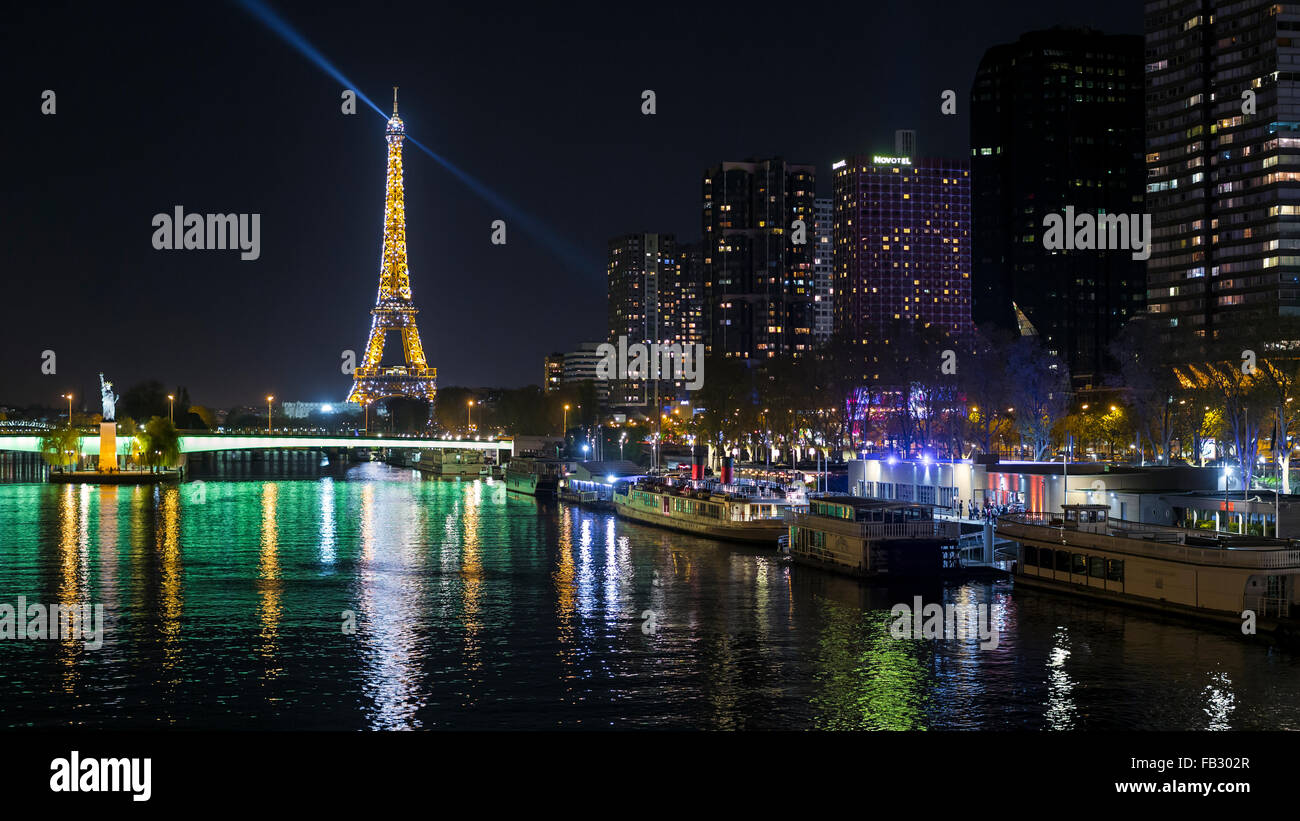 Vista notturna del Fiume Senna con edifici ad alta sulla riva sinistra e la Torre Eiffel, Parigi, Francia, Europa Foto Stock
