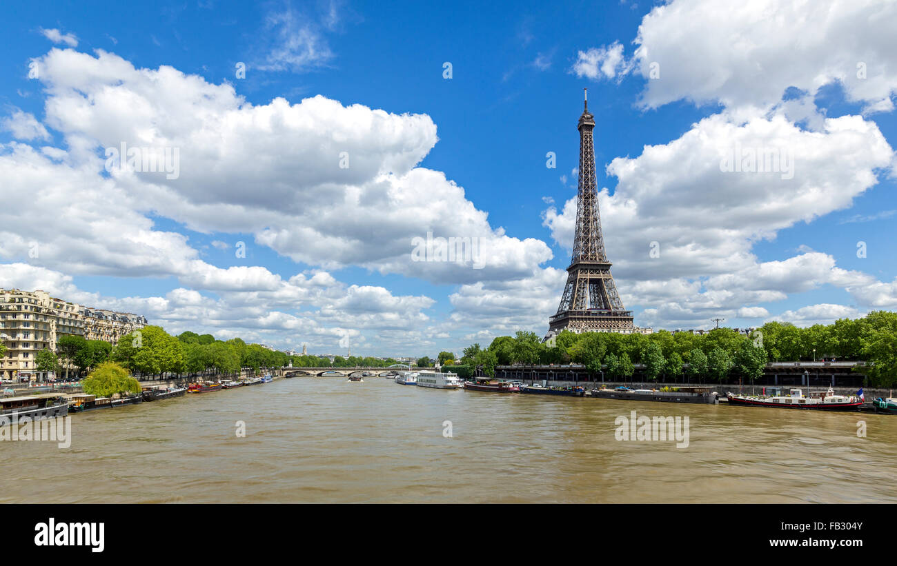Senna con la Torre Eiffel a distanza, Parigi, Francia, Europa, cielo blu e nuvole Foto Stock