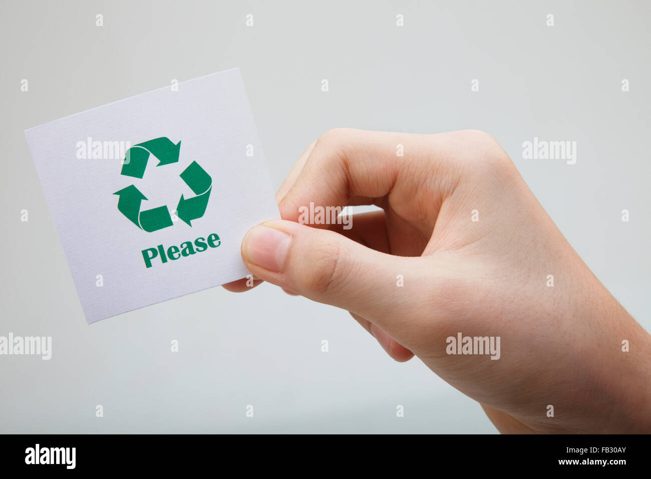 Uomo con un messaggio-recycle si prega di Foto Stock
