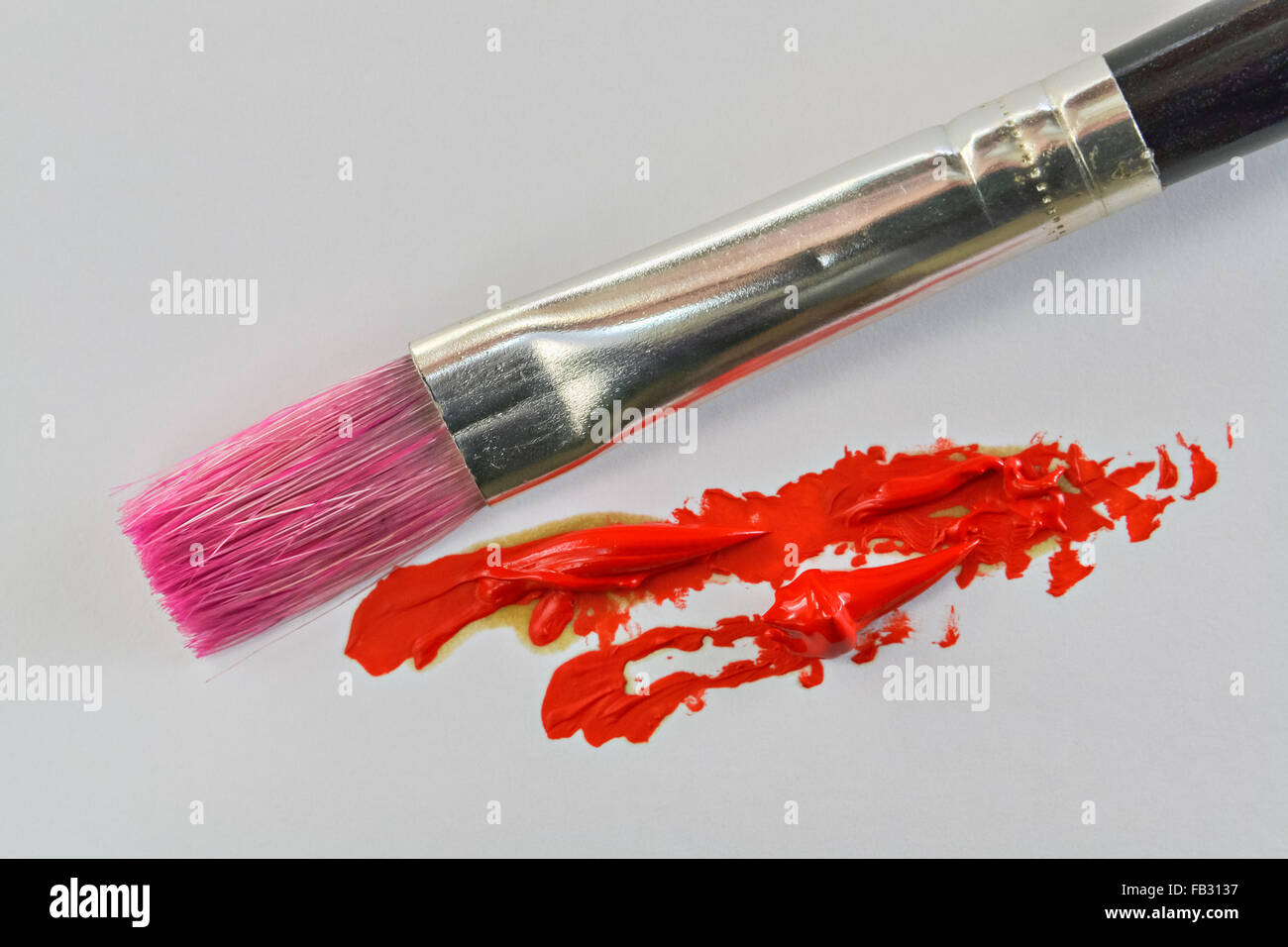 Vista dettagliata del pennello e spremuta di rosso il colore dell'olio Foto Stock