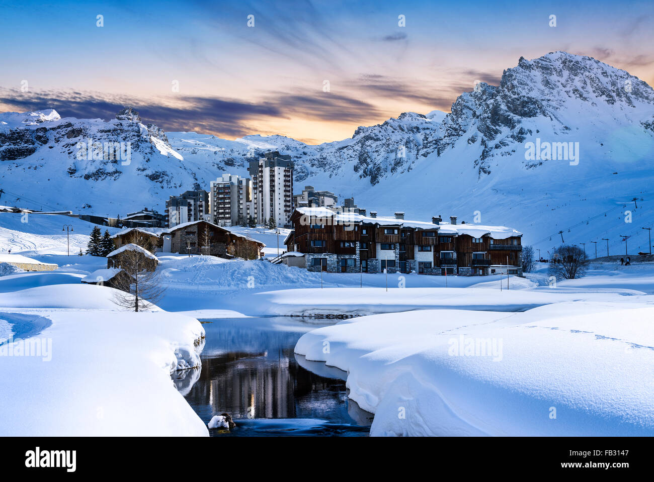 Paesaggio di sera e la località sciistica nelle Alpi Francesi,Tignes, Francia Foto Stock
