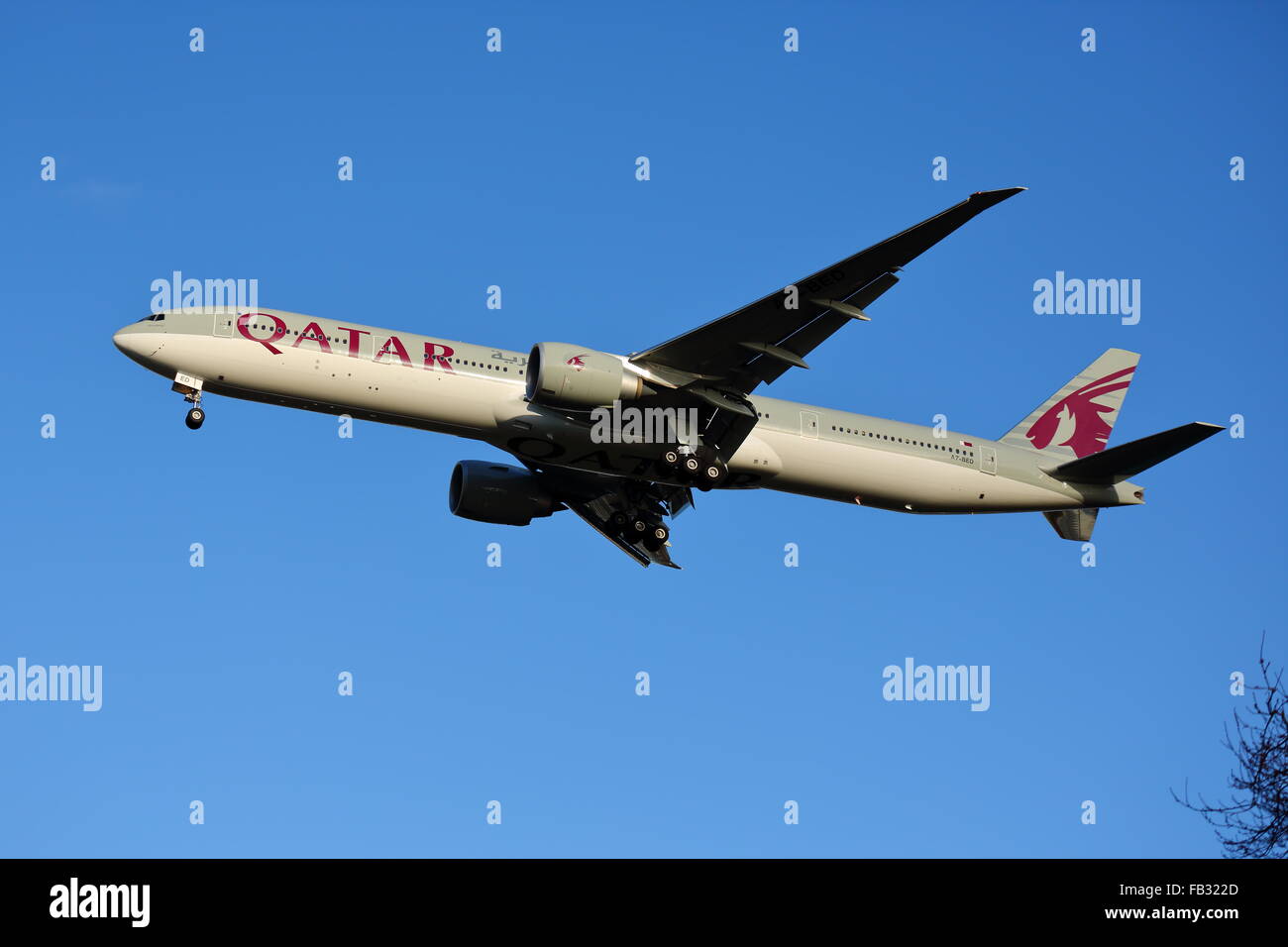 Qatar Airways Boeing DZER 777-3A7-letto l'atterraggio all' Aeroporto di Heathrow di Londra, Regno Unito Foto Stock