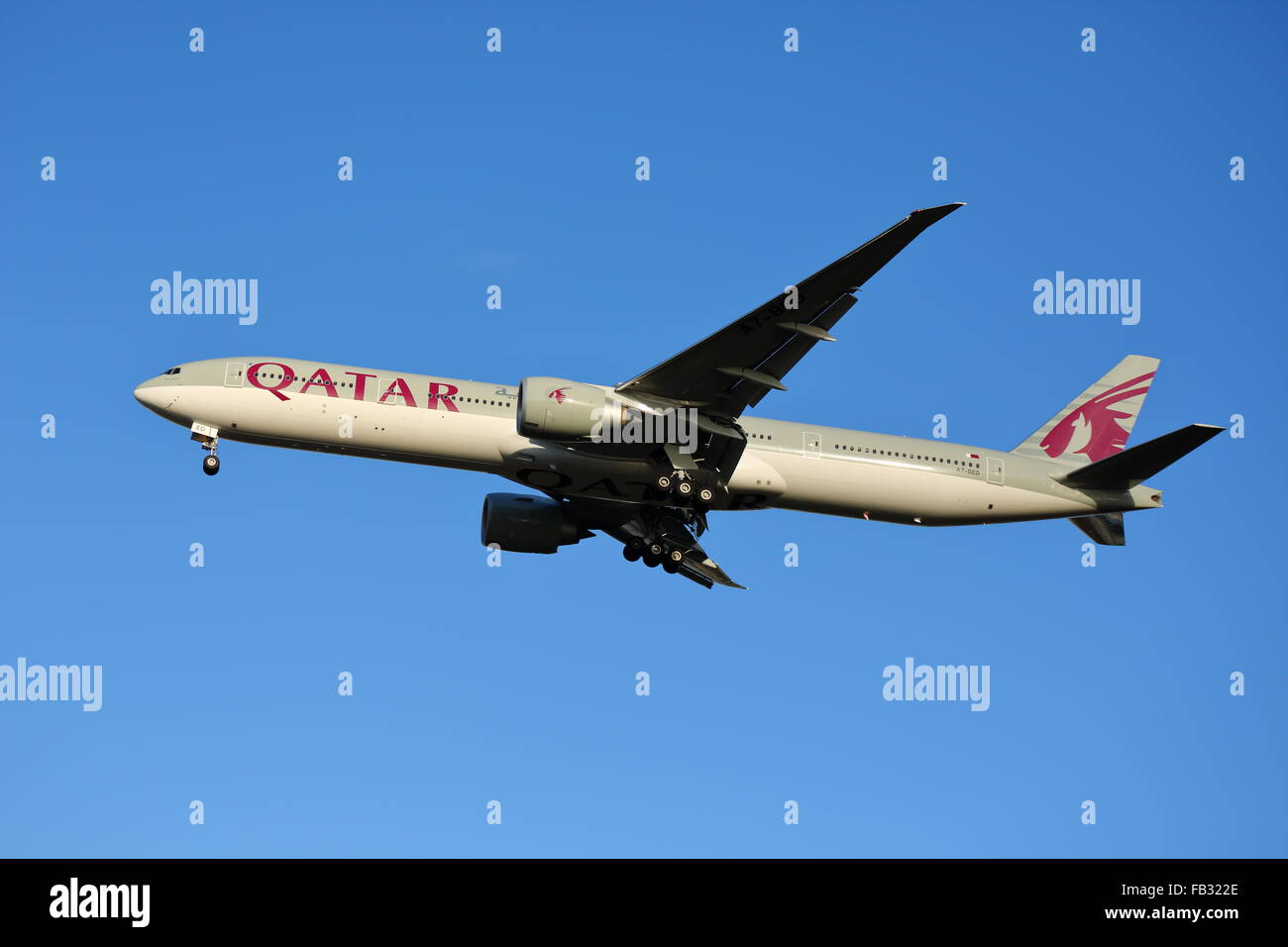 Qatar Airways Boeing DZER 777-3A7-letto l'atterraggio all' Aeroporto di Heathrow di Londra, Regno Unito Foto Stock