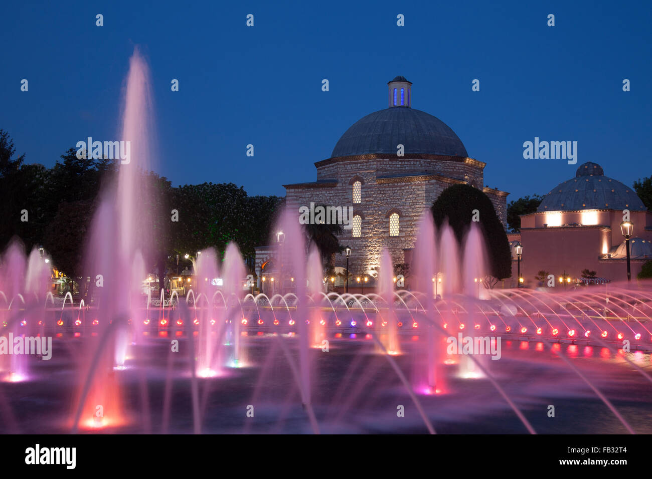 Fontane di fronte ad un bagno turco di notte, Istanbul, Turchia Foto Stock