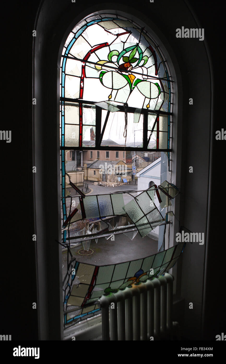 Regno Unito, Newry : il danno le finestre di vetro macchiate come visto dall'interno Downshire Chiesa Presbiteriana affacciato sul Newry courthouse dove un autobomba è esplosa al di fuori di tarda notte di lunedì, Newry, Irlanda del Nord, il 23 febbraio 2010. Una grande auto bomba è esplosa al di fuori di una Irlanda del Nord corte in un attentato la colpa sui dissidenti repubblicani, poche settimane dopo un accordo infine è stato negoziato sulla sensibile alla devoluzione di poteri di polizia. La polizia ha detto che si trattava di un 'sheer miracolo' che nessuno è stato ucciso o ferito da la bomba, che pesavano fino a 800 libbre (360 kg) a Newry, a sud di Belfast, whi Foto Stock