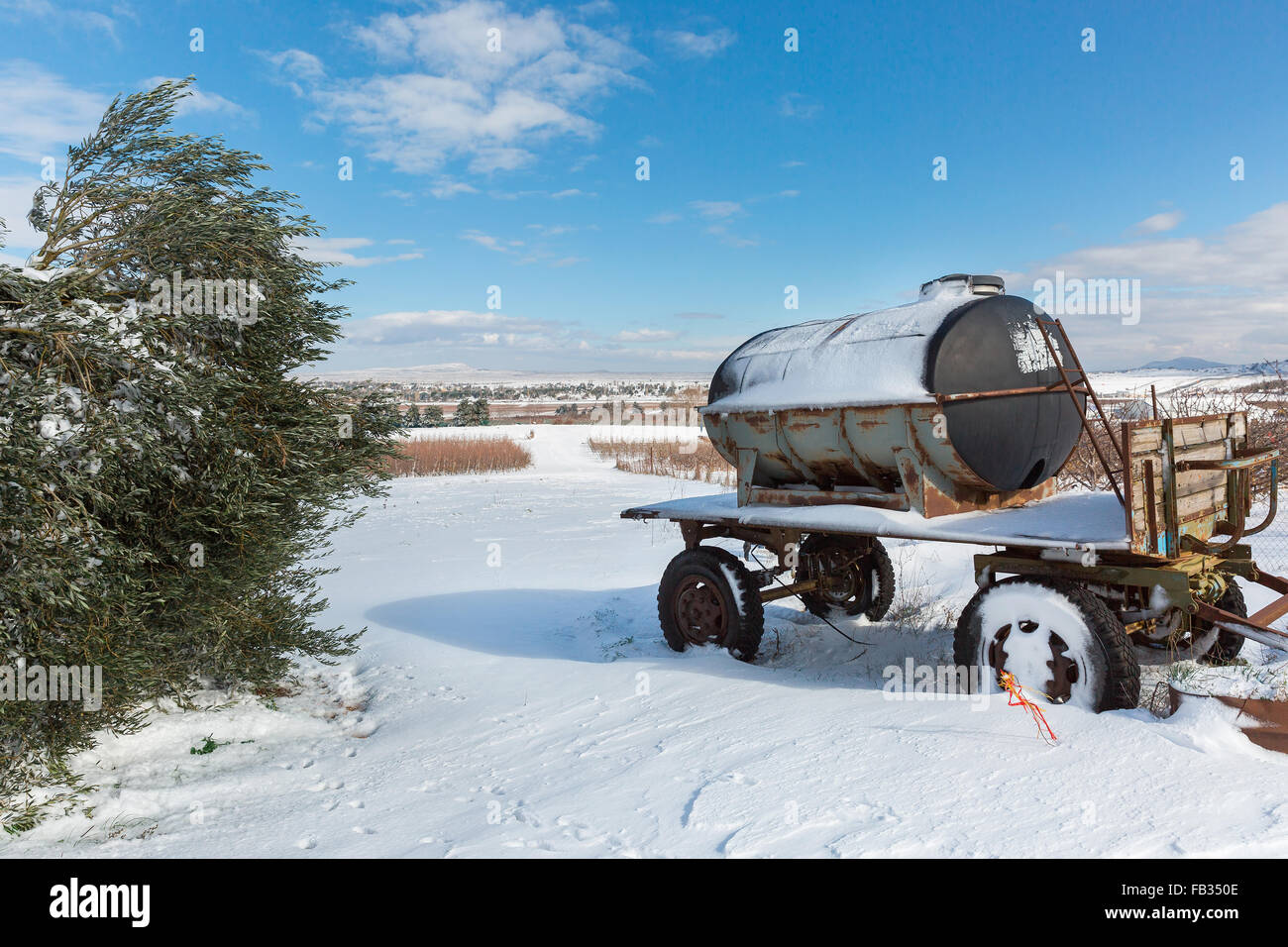 Carrello con un barile sullo sfondo di un paesaggio innevato Foto Stock