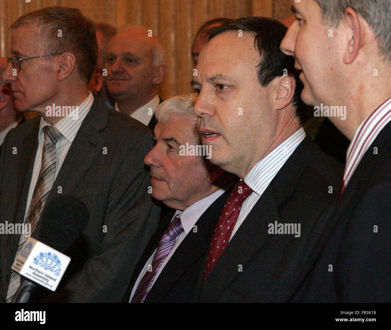 Democratico Partito unionista (DUP) vice leader Nigel Dodds parla per i supporti all'interno della 'grande hall' a Stormont Foto Stock