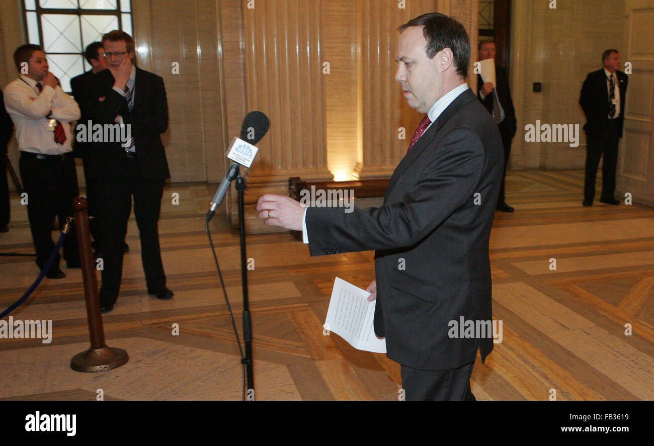 Democratico Partito unionista (DUP) vice leader Nigel Dodds parla per i supporti all'interno della 'grande hall' a Stormont Foto Stock