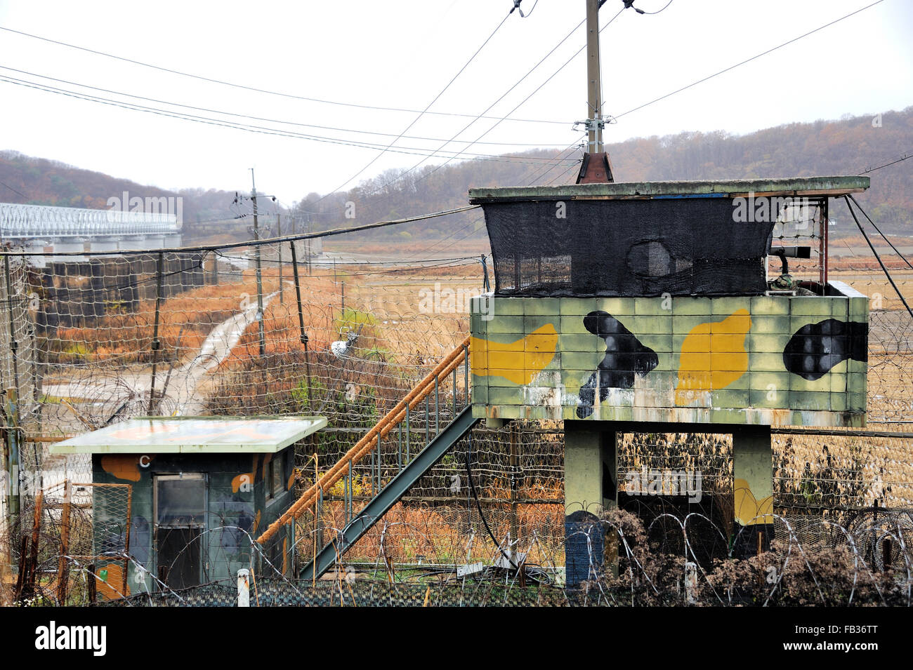 Paju, Corea del Sud - 14 Novembre 2015: DMZ (Corea del Sud): sud coreano di militari che sorvegliano dal Ponte della Libertà Foto Stock