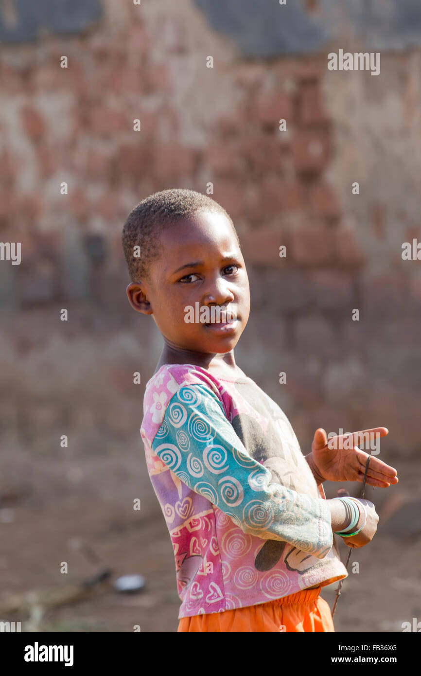 Mbale, Uganda - Gennaio 28, 2011: bellissimo bambino africano in abiti colorati Foto Stock
