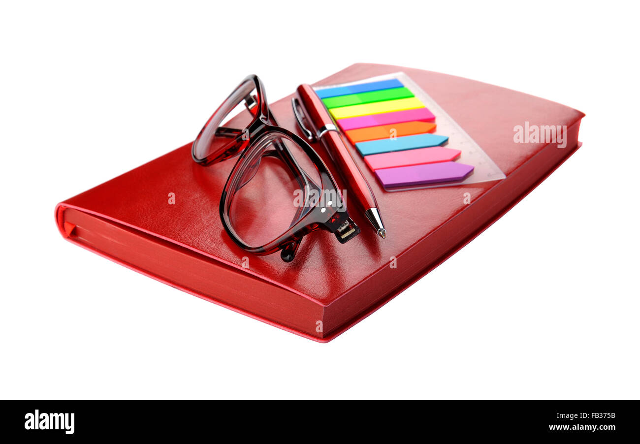 Business still-life di una penna, adesivi, occhiali e diario Foto Stock
