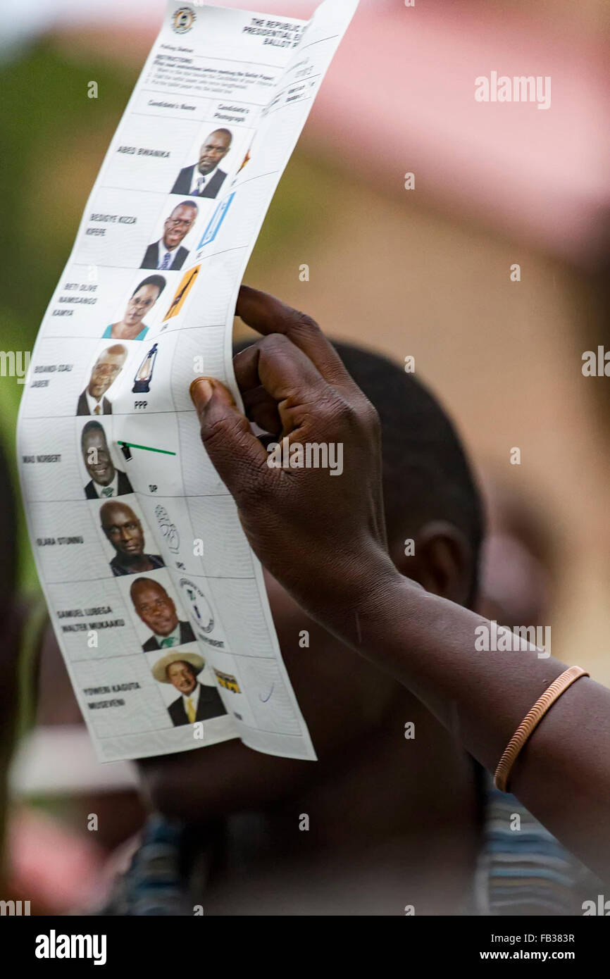 Mbale, Uganda - 18 Febbraio 2011: voto cartaceo mostrato durante le procedure di conteggio in Uganda elezioni presidenziali Foto Stock