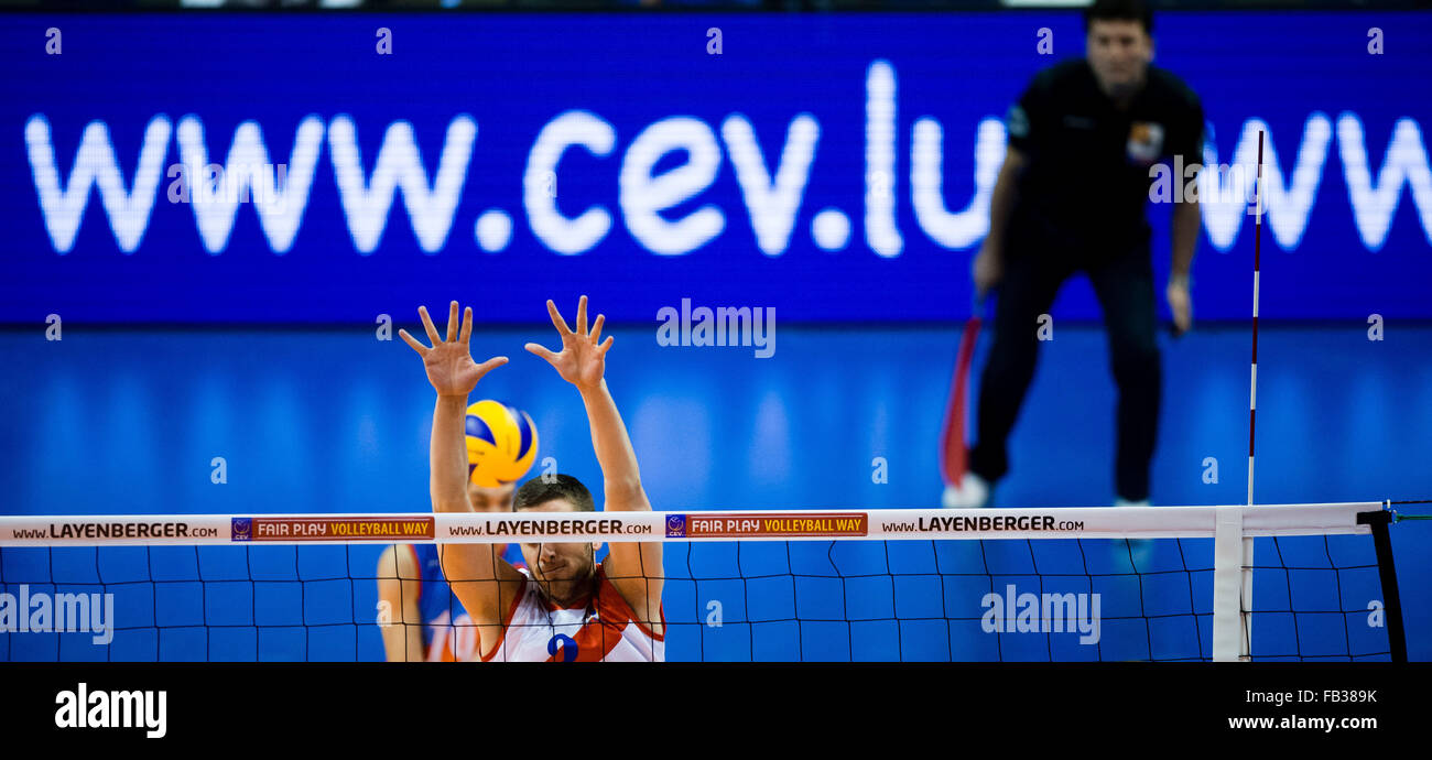 Berlino, Germania. 08 gen 2016. La Serbia il Milano Katic in azione durante la qualificazione olimpica maschile di gruppo A tra la Serbia e il Belgio a Berlino, Germania, 08 gennaio 2016. Foto: GREGOR FISCHER/DPA/Alamy Live News Foto Stock