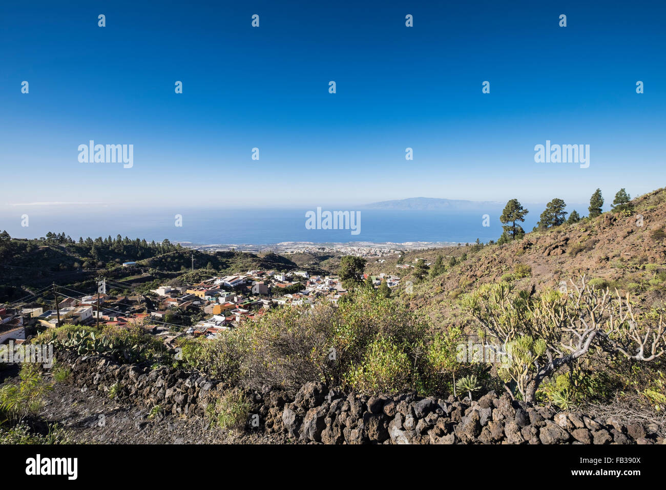 Il villaggio ruyral di Chirche in alta montagna che si affaccia sulla costa occidentale di Tenerife e La Gomera Canarie ho Foto Stock