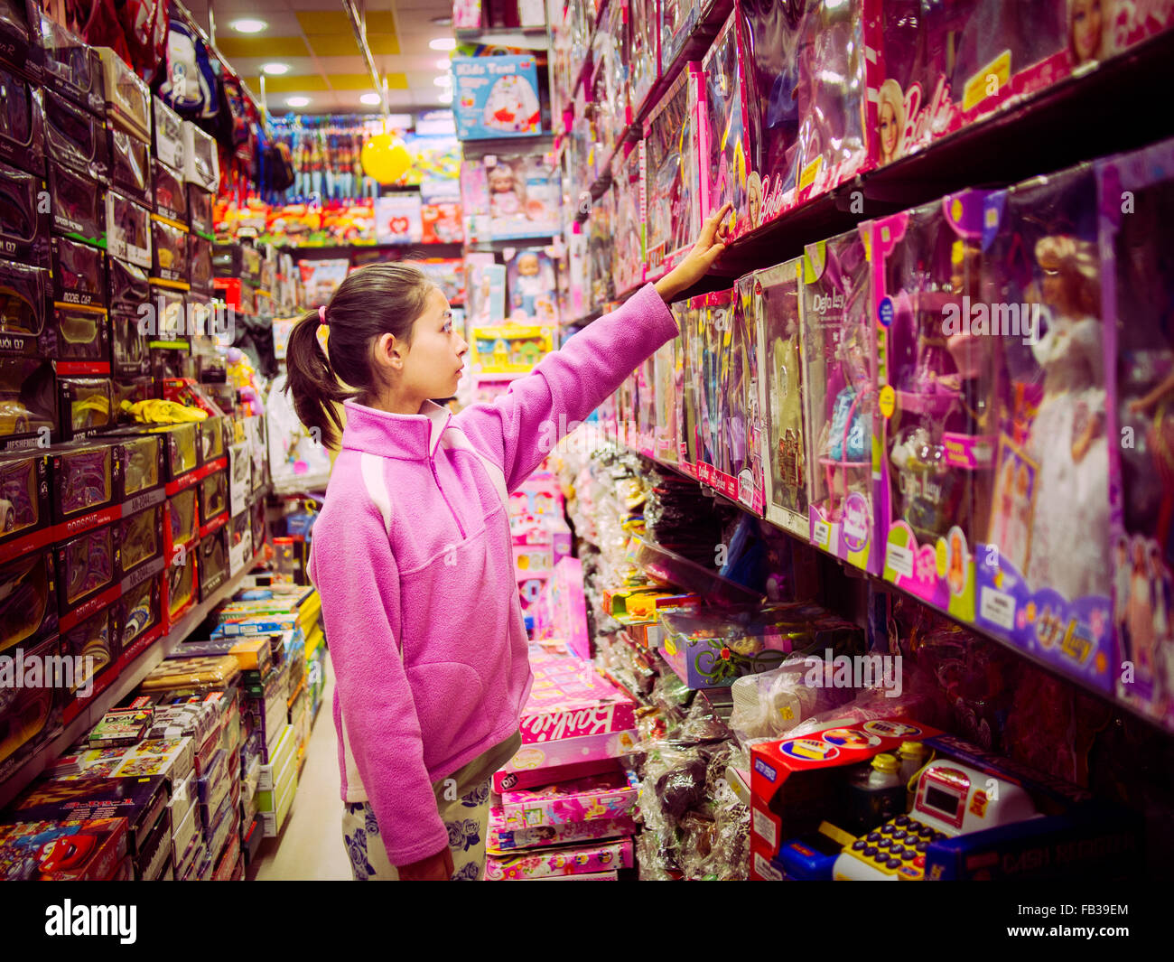Girl Carrello giocattoli di islamabad in Pakistan Foto Stock