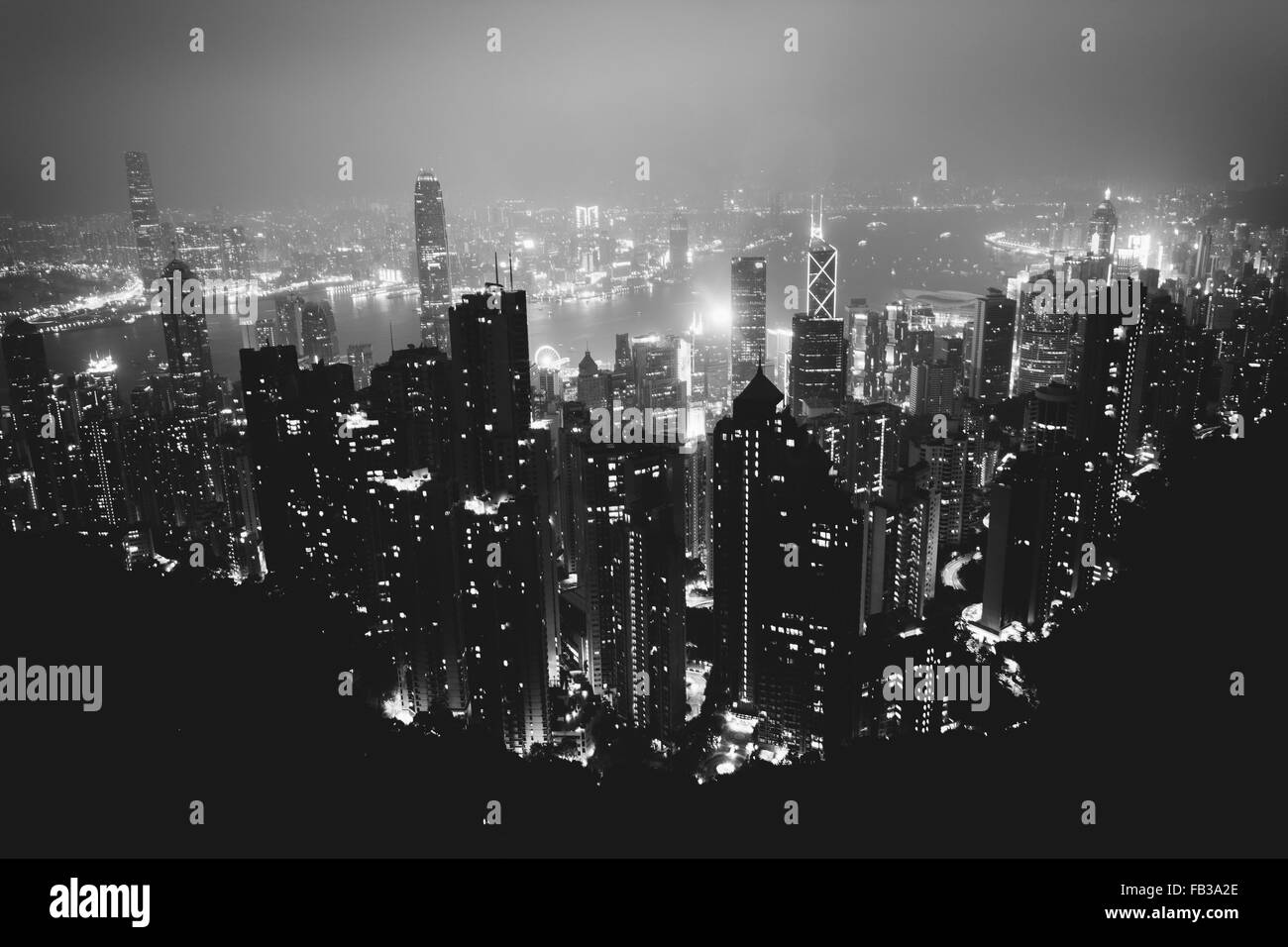 Vista nebuloso da Victoria Peak di notte, a Hong Kong, Hong Kong. Foto Stock