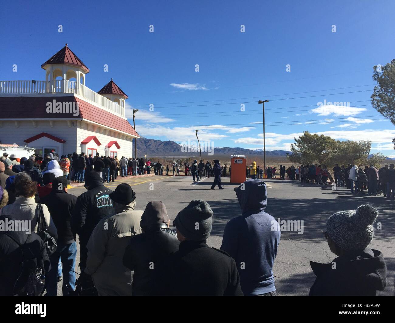 Las Vegas, Nevada, USA. 8 gennaio, 2016. Come la chiusura della lotteria Powerball $ 700 milioni di euro jackpot approches sabato. la gente in coda per ore per partecipare al più grande mai jackpot. Fotografato il Venerdì 8 Gennaio a Las Vegas Nevada Credit: FotoStock-Israel /Alamy Live News Foto Stock