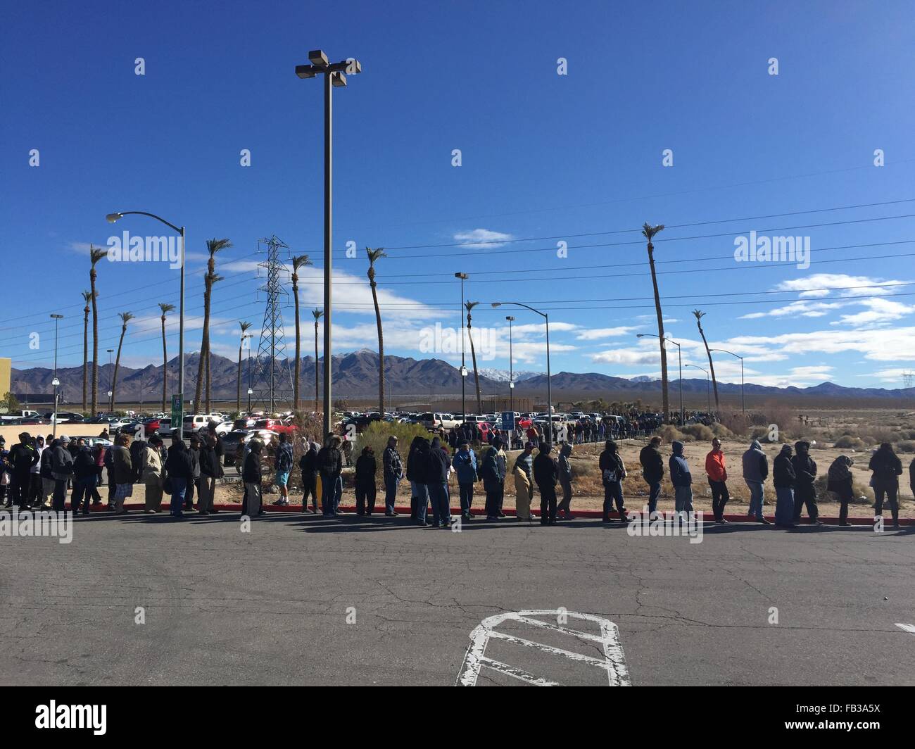 Las Vegas, Nevada, USA. 8 gennaio, 2016. Come la chiusura della lotteria Powerball $ 700 milioni di euro jackpot approches sabato. la gente in coda per ore per partecipare al più grande mai jackpot. Fotografato il Venerdì 8 Gennaio a Las Vegas Nevada Credit: FotoStock-Israel /Alamy Live News Foto Stock