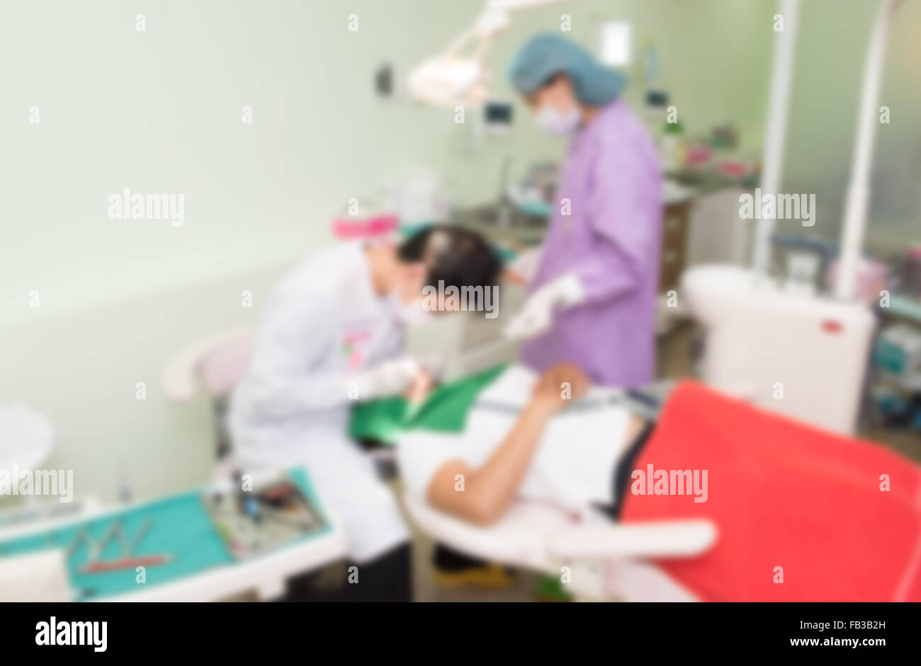 Sfocato sfondo astratto di odontoiatria unità di cura room interior in Dental Hospital/ clinica con dentista e gli assistenti lavorano Foto Stock