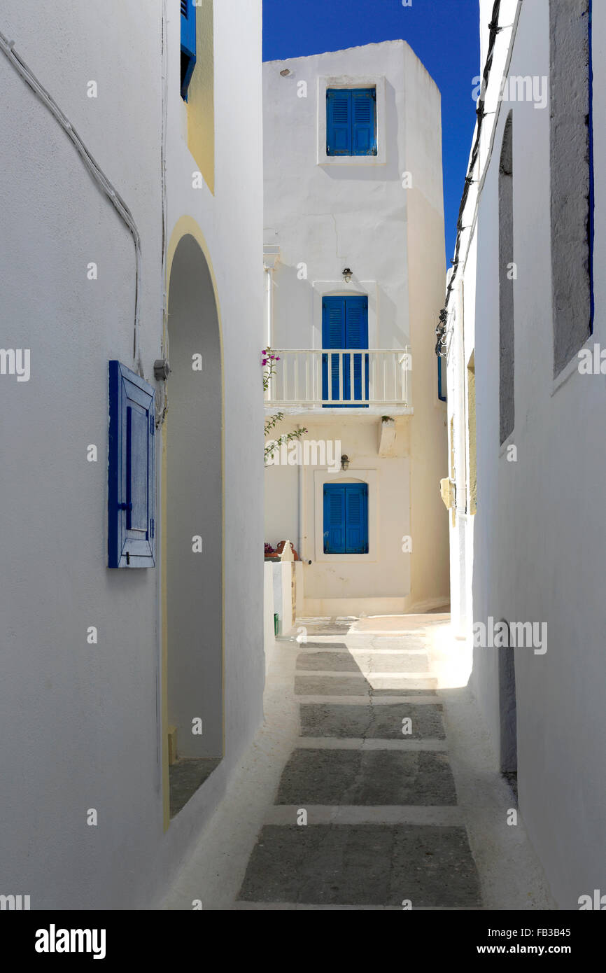 Case bianche e le strade del villaggio di Nikia, Nissiros isola vulcanica, Dodecaneso gruppo di isole, a sud del Mar Egeo in Grecia. Foto Stock