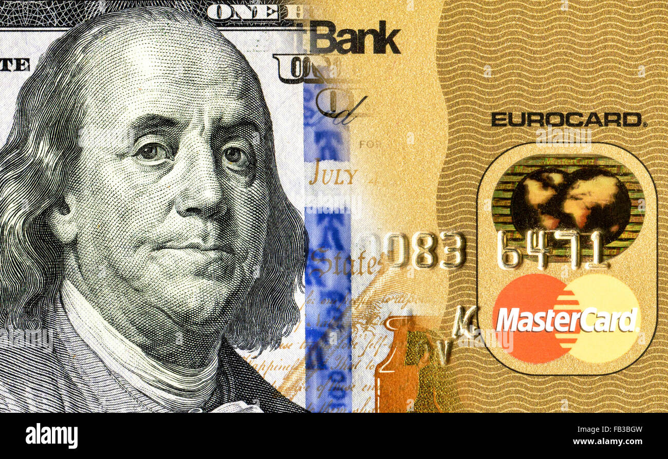 La banconota di un centinaio di dollari americani è convertito in una carta di credito. Concetto di immagine Foto Stock
