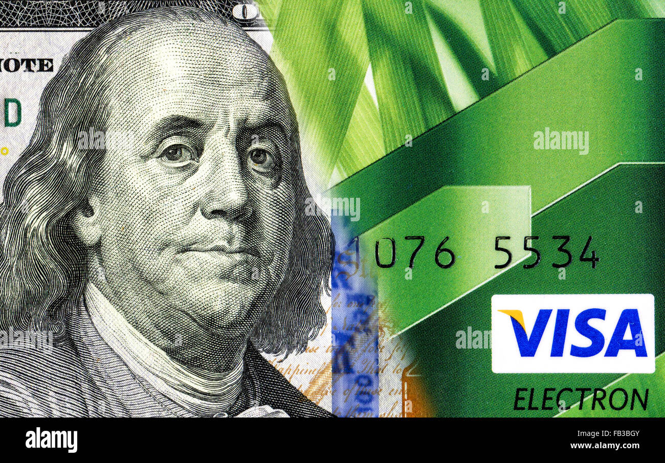 La banconota di un centinaio di dollari americani è convertito in una carta di credito. Concetto di immagine Foto Stock