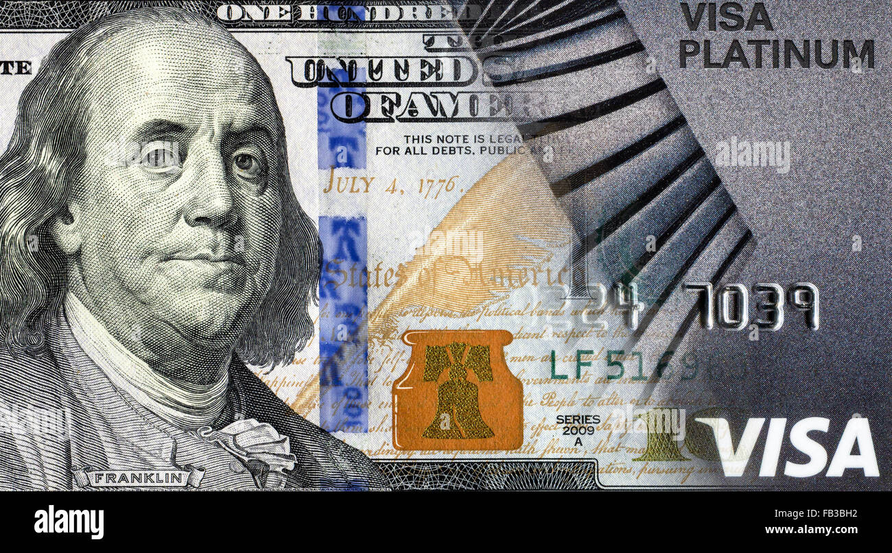 La banconota di un centinaio di dollari americani è convertito in una carta di credito. Concetto di immagine Foto Stock
