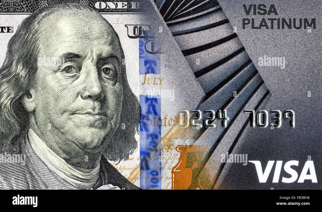 La banconota di un centinaio di dollari americani è convertito in una carta di credito. Concetto di immagine Foto Stock